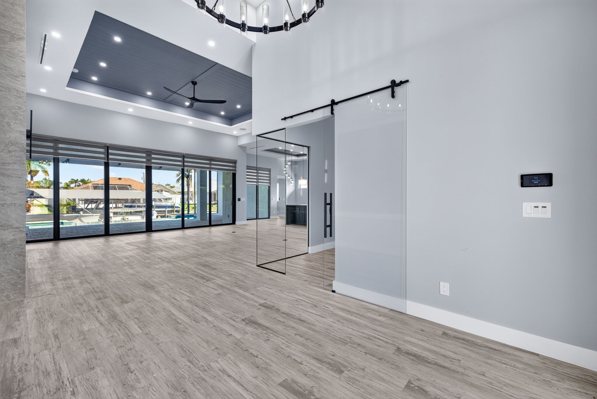 Foyer 1 of 2