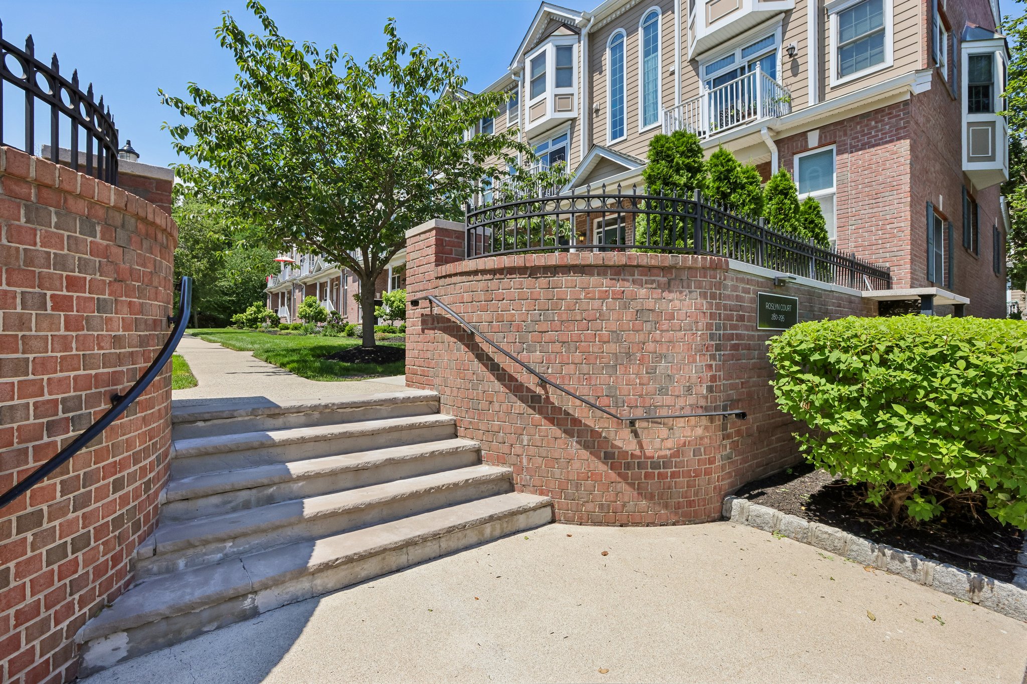 Roslyn Ct-S3006-003.jpg