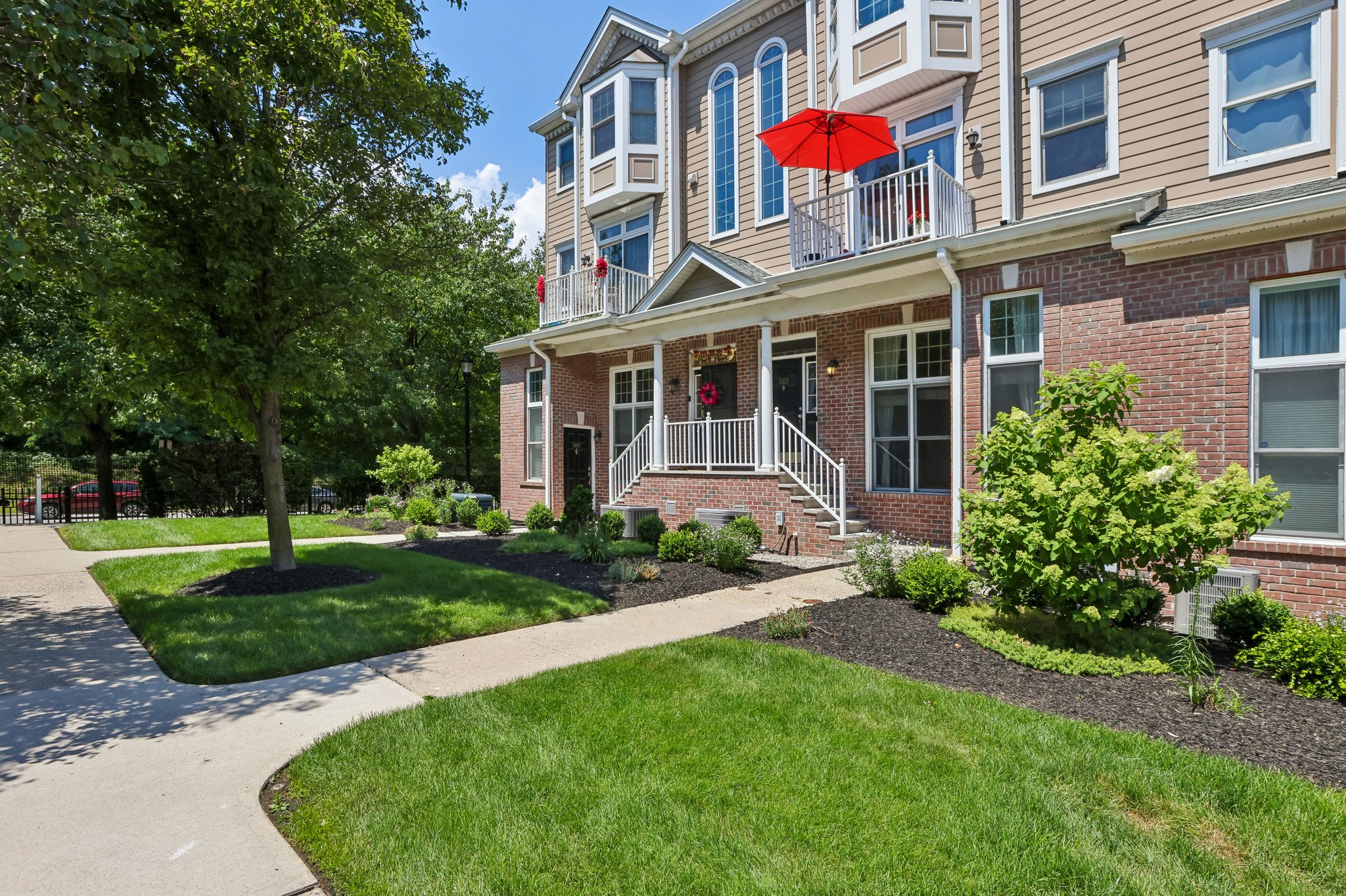 Roslyn Ct-S3006-007.jpg