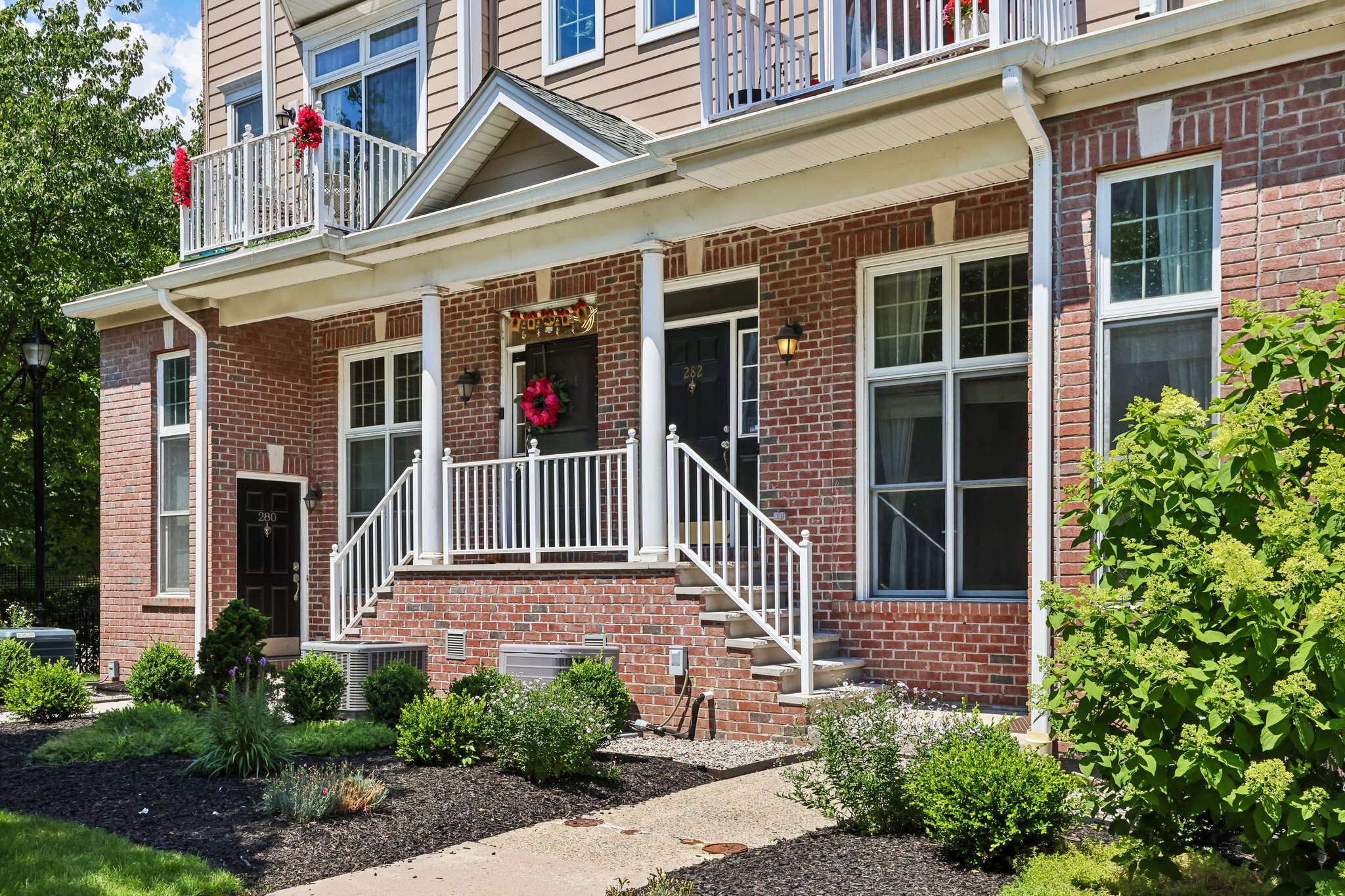 Roslyn Ct-S3006-009.jpg