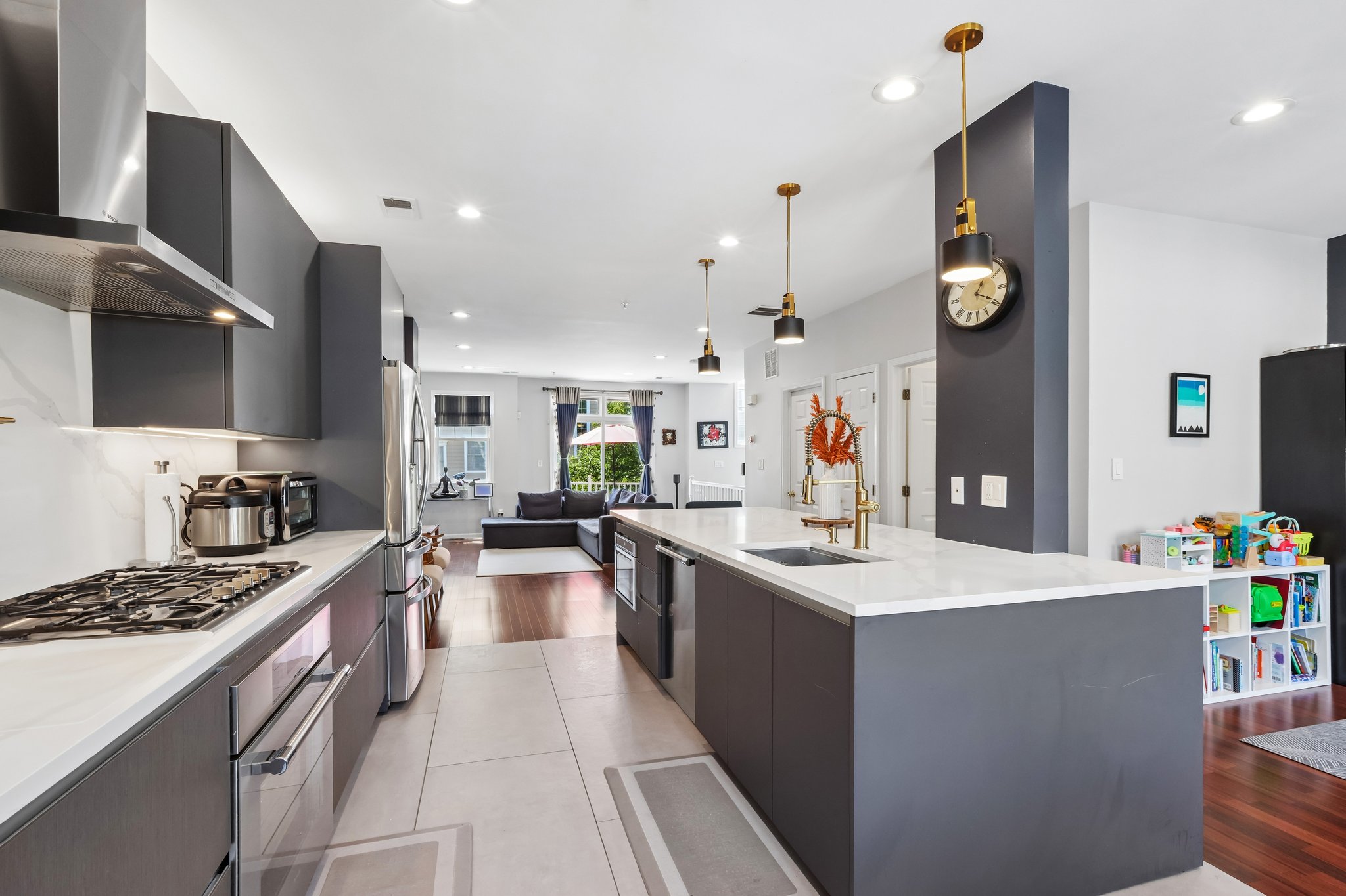 Roslyn Ct-S3006-027.jpg