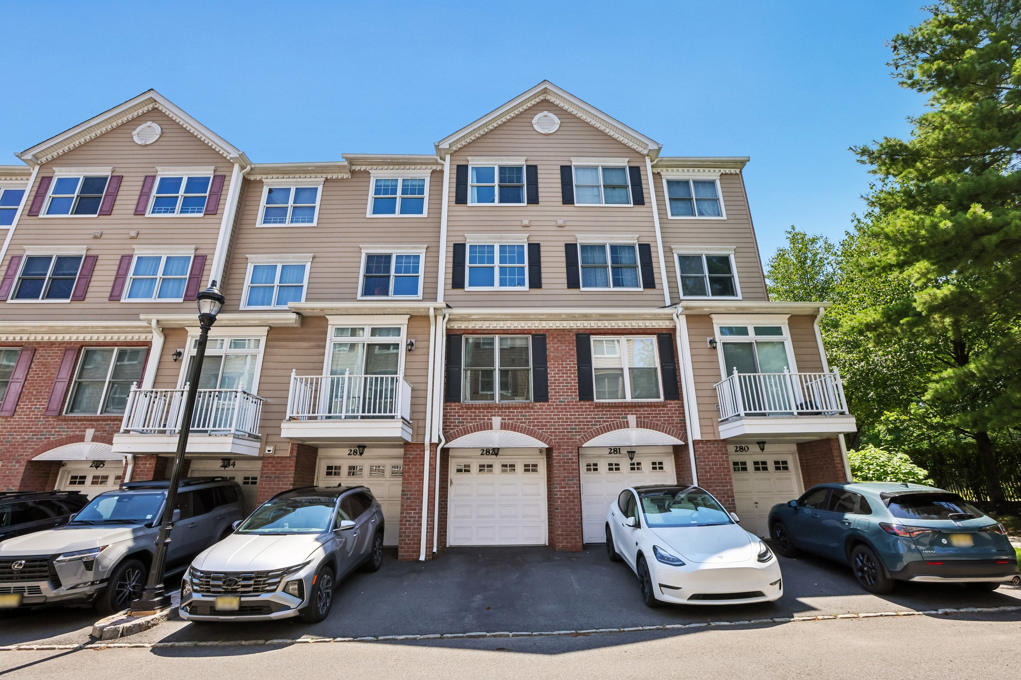 Roslyn Ct-S3006-067.jpg