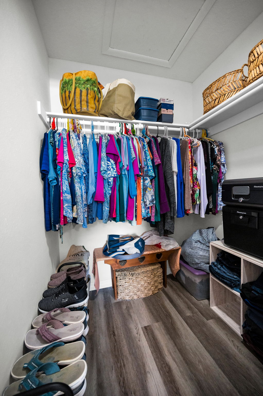 Master Bedroom Walk-in Closet1b