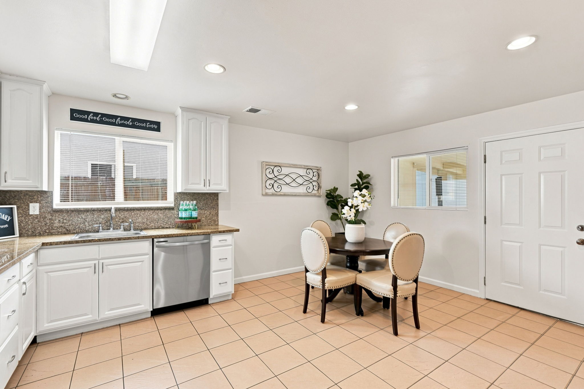 013_F8_2824 Seville Cir