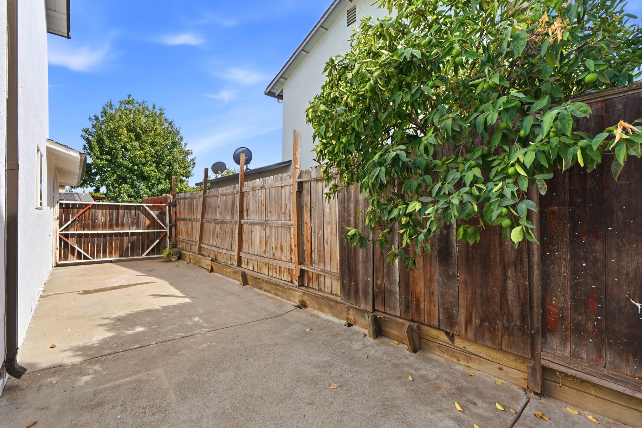 048_F8_2824 Seville Cir