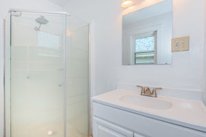 Bathroom 1b-2