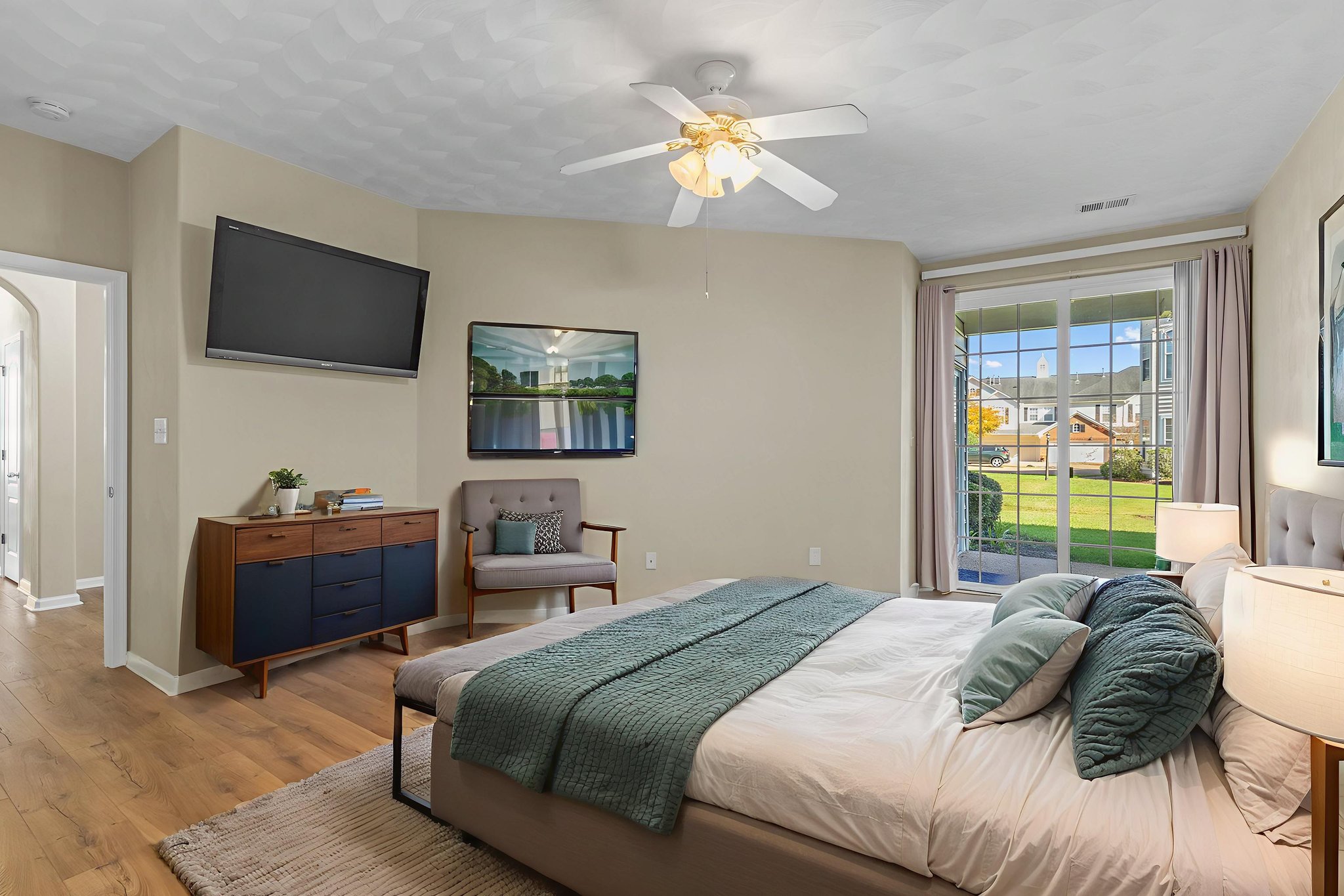 7X2A4820 virtually staged.jpeg