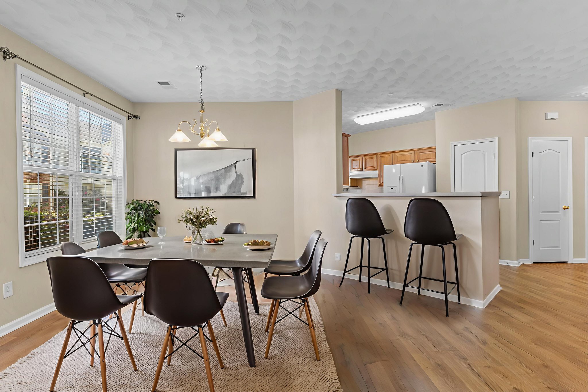 7X2A4760 virtually staged.jpeg