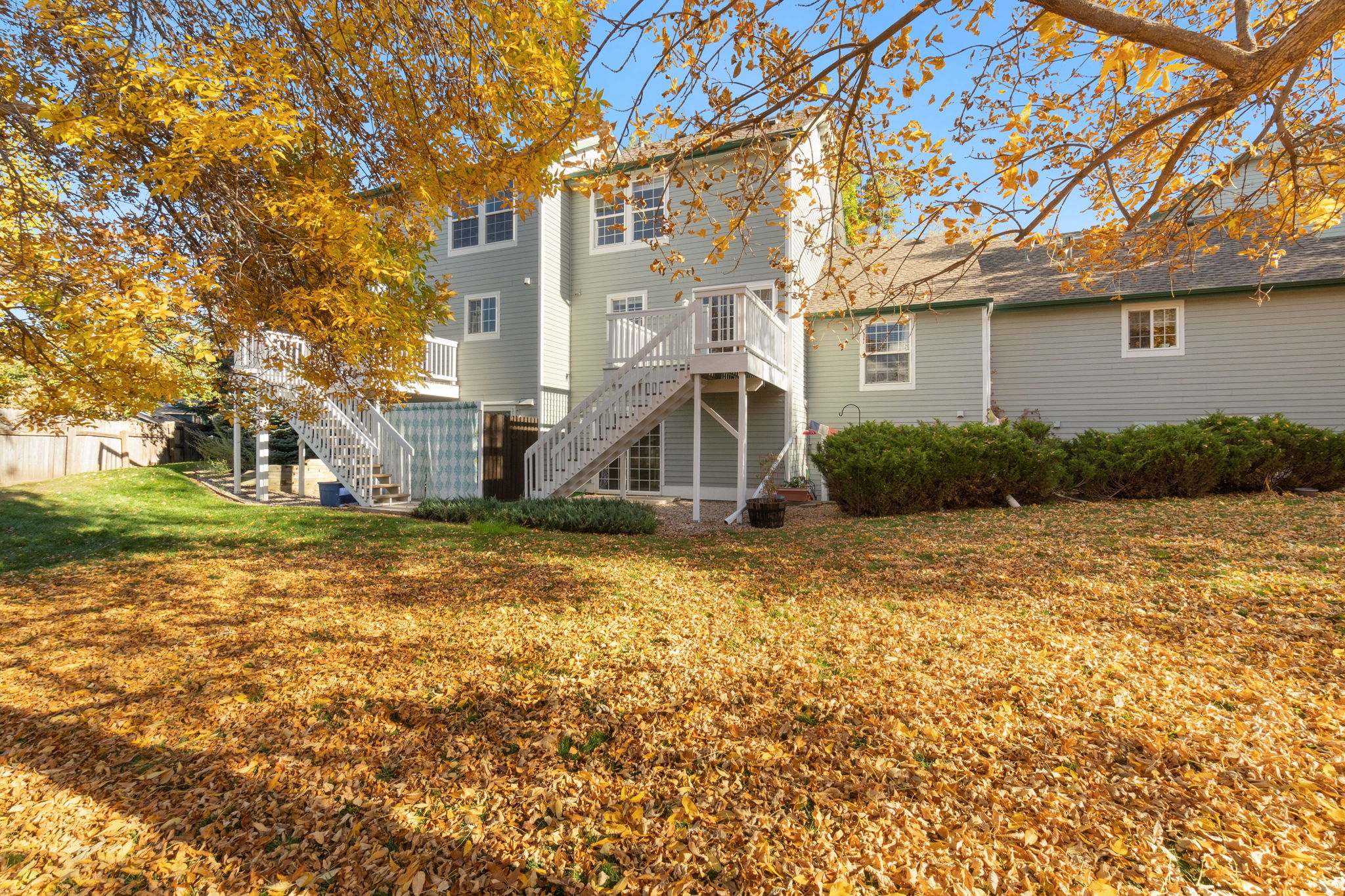 Beautiful Back Deck & Walk out basement Patio