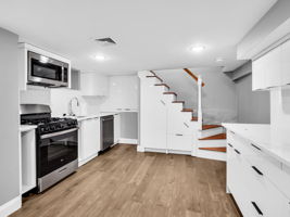 283 Ash St Garden Kitchen