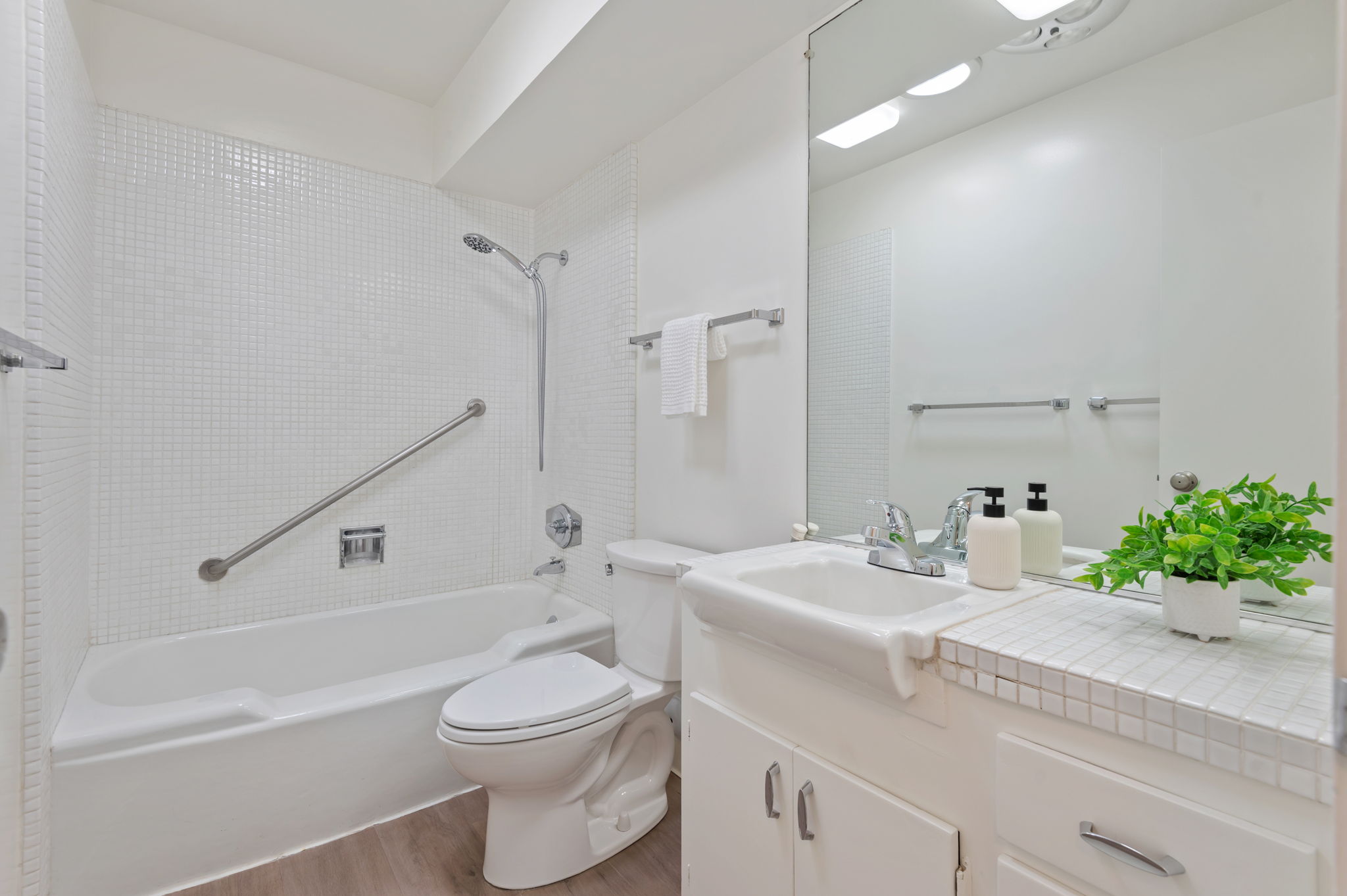 24 - Bathroom 2