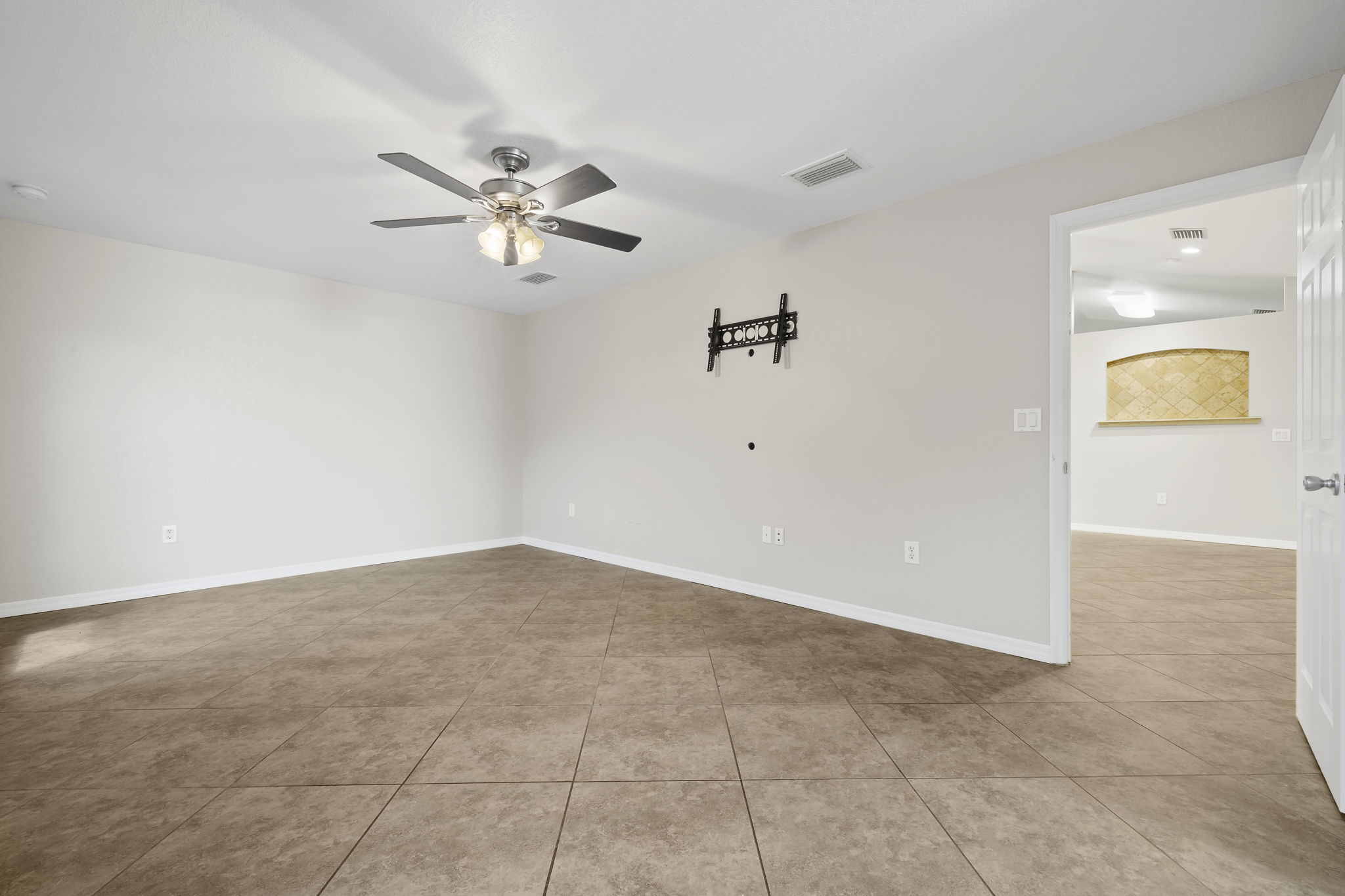 Split floor plan - primary at left side