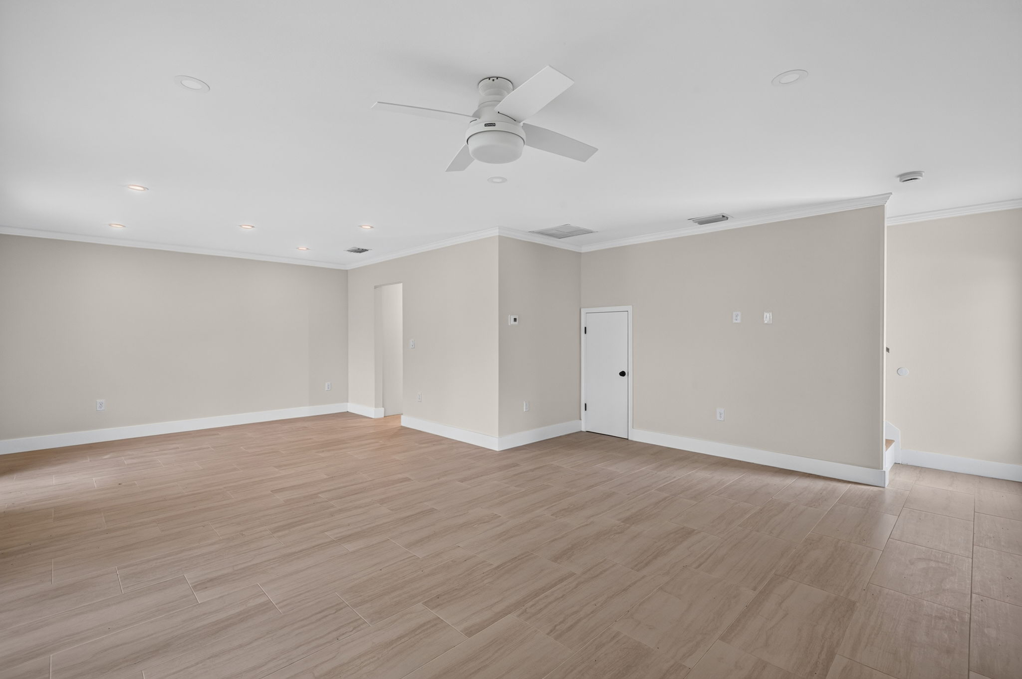Living Room 3 of 5