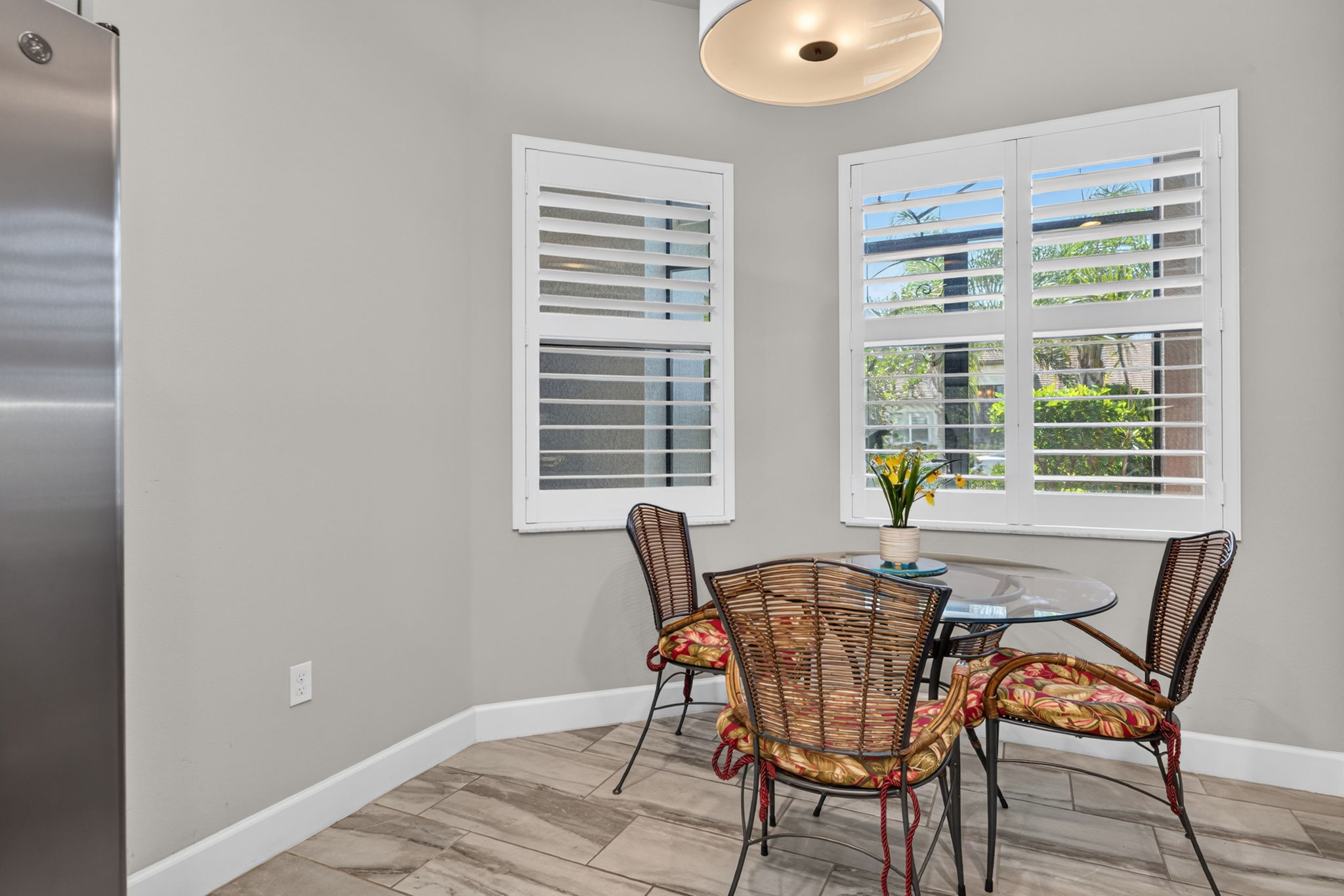 See all that wall space? Space for a hutch, baker's rack, portable island, small desk. You choose!