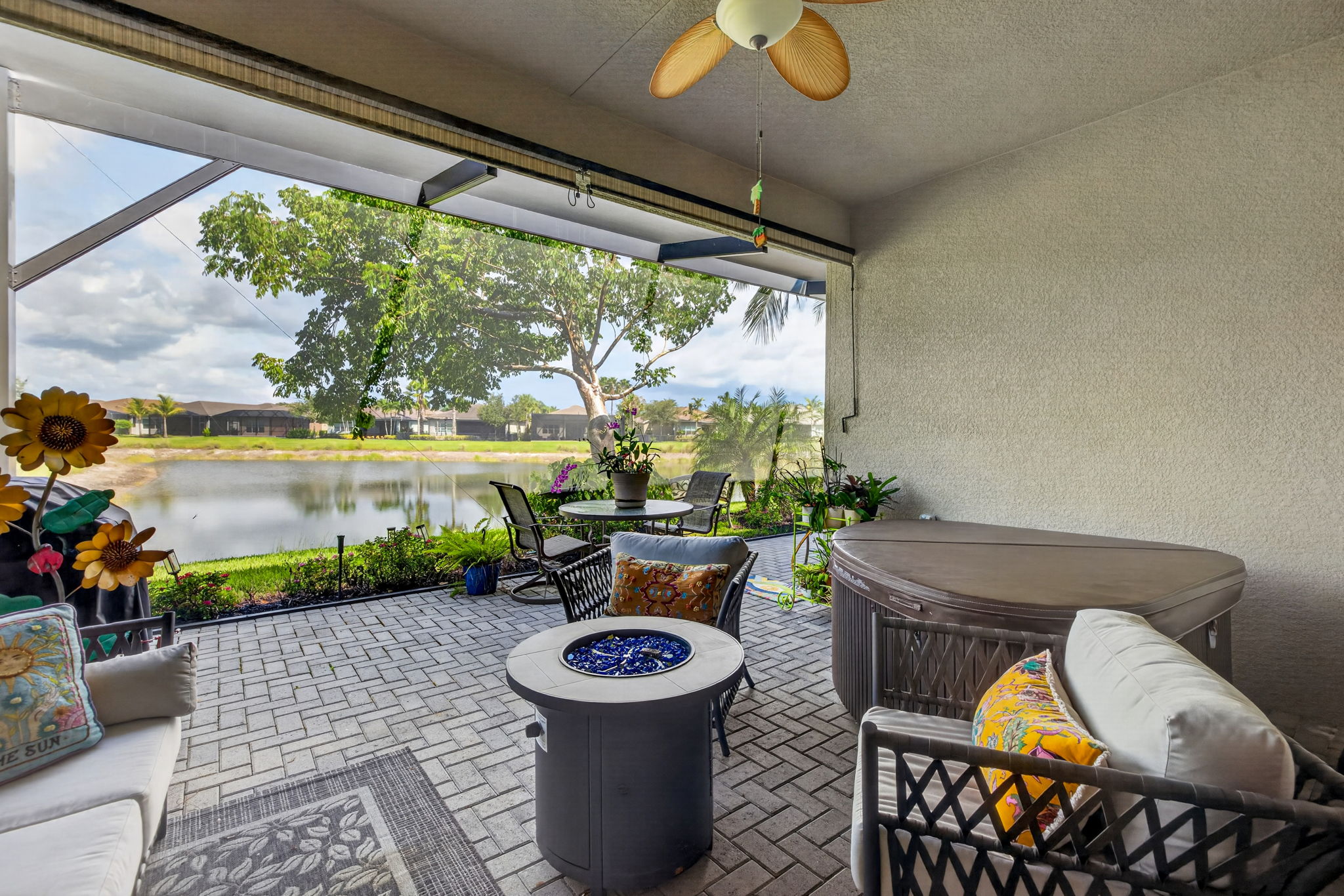 LAKEFRONT views to enjoy 24/7! Tree outside cage provides some privacy.