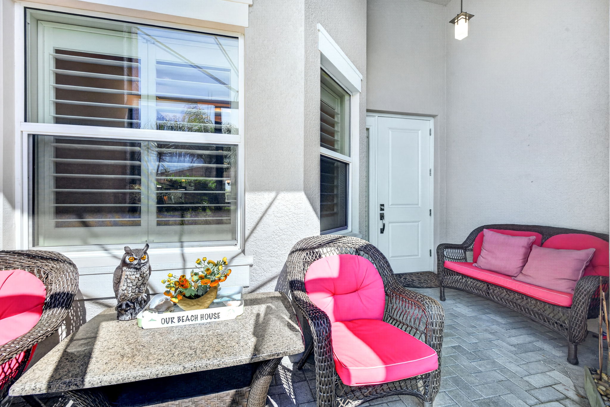 Are you ready to be wowed? 3 windows in brkfst nook make it bright!