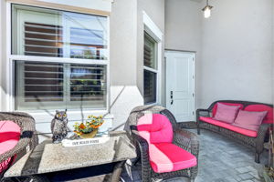 Are you ready to be wowed? 3 windows in brkfst nook make it bright!