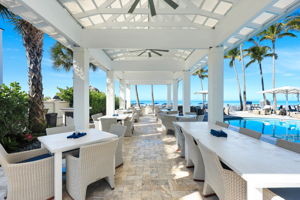 Club - Outside dining pergula 1