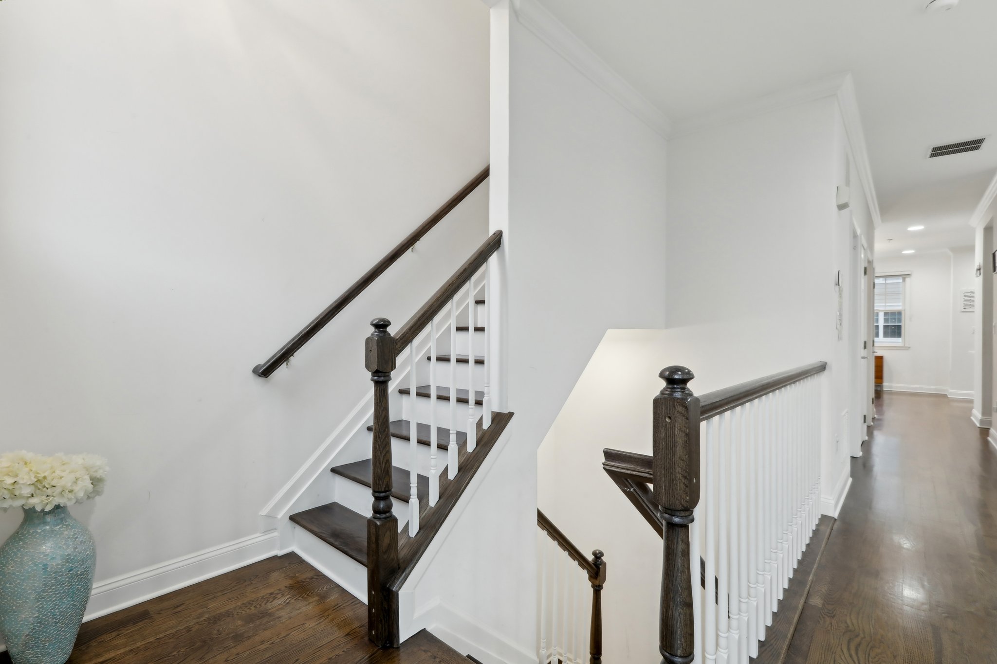 Roslyn Ct-1505-024.jpg