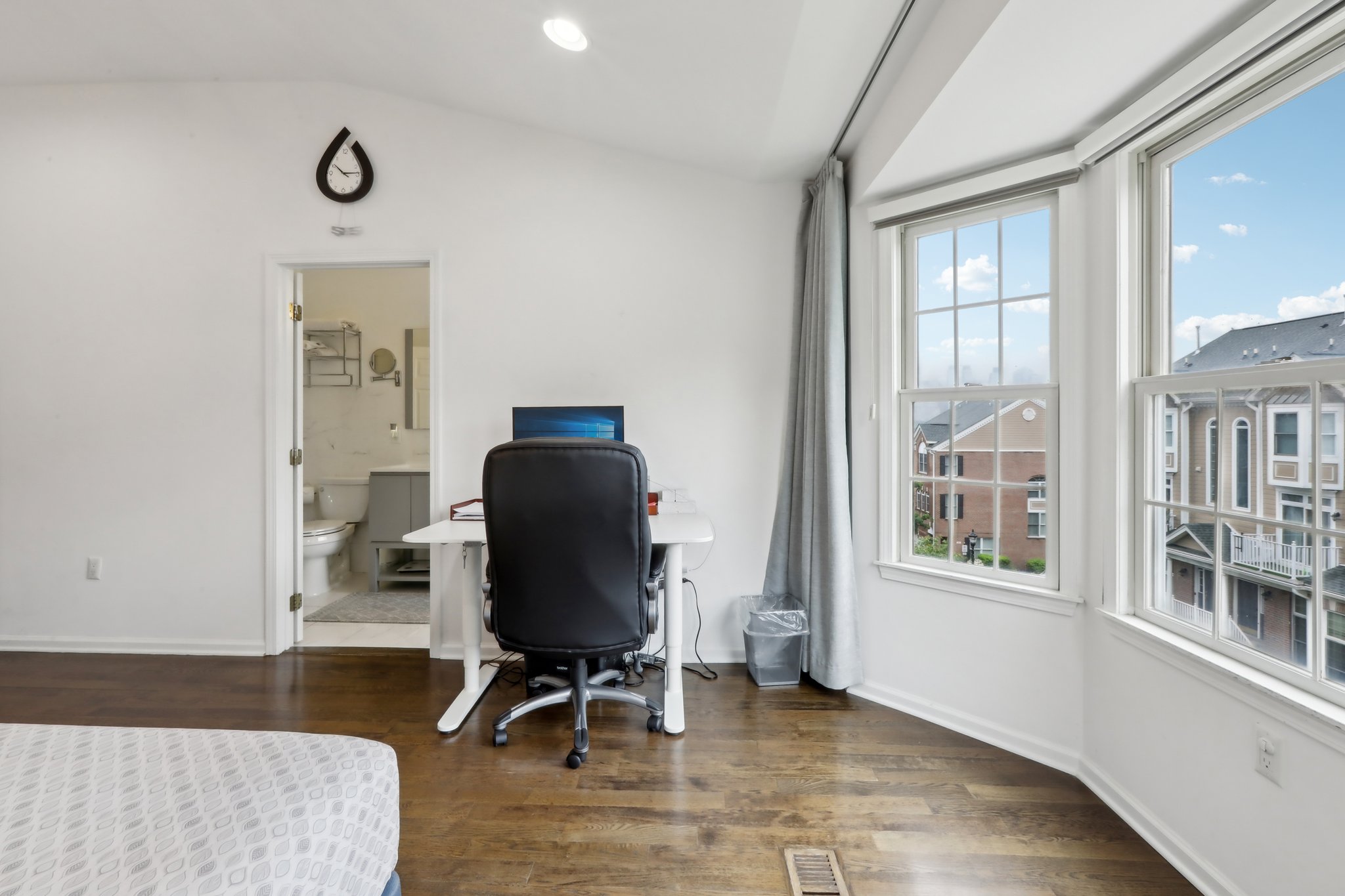 Roslyn Ct-1505-033.jpg