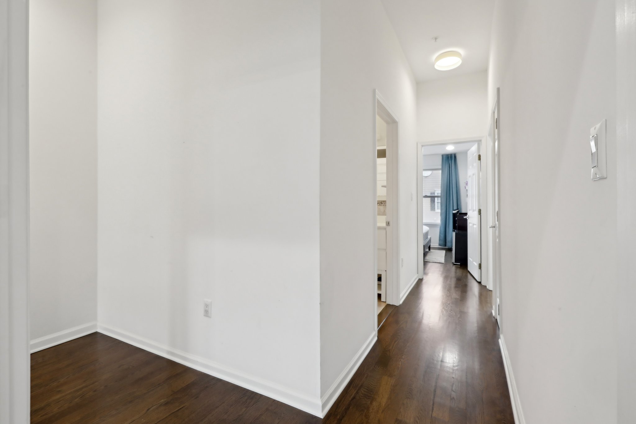 Roslyn Ct-1505-042.jpg