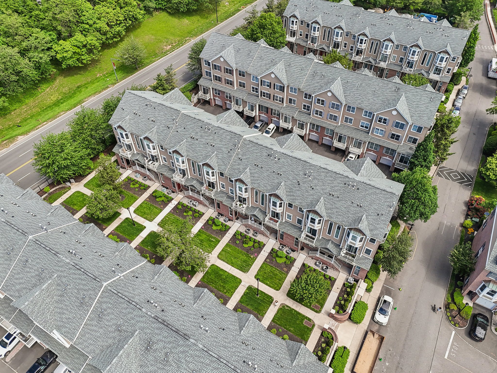 Roslyn Ct-1905-003.jpg