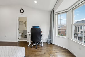 Roslyn Ct-1505-033.jpg
