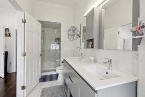 Roslyn Ct-1505-037.jpg
