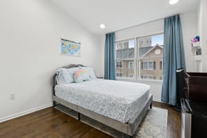Roslyn Ct-1505-040.jpg