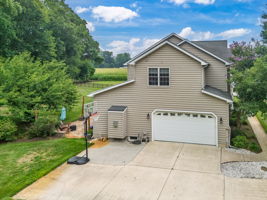 Large Driveway w/2 Car Garage