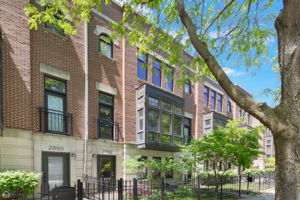 2862 N Paulina St_001