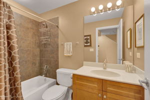 2862 N Paulina St_006