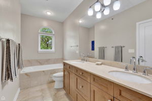 2862 N Paulina St_025