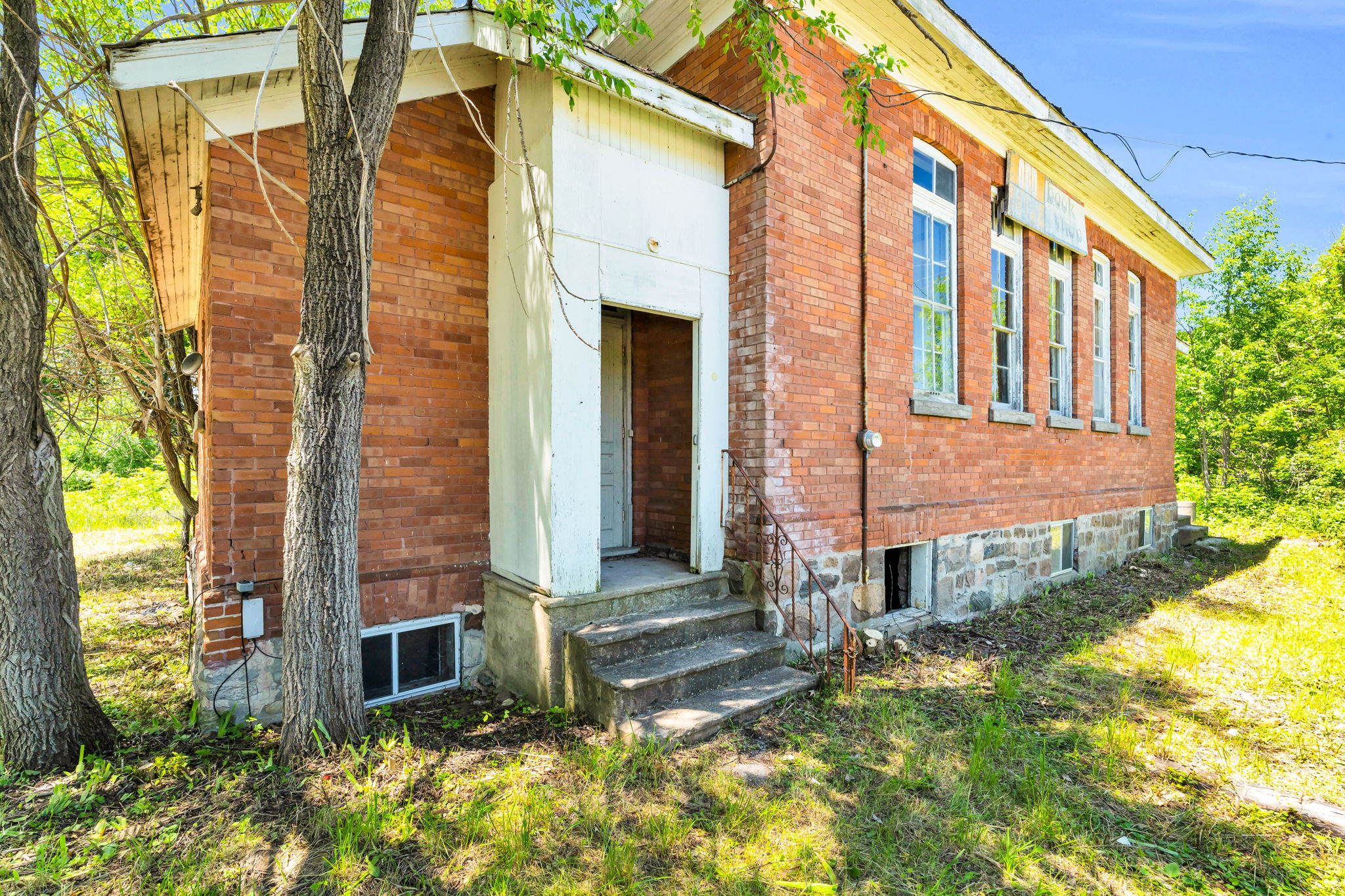 Front Porch/Entrance