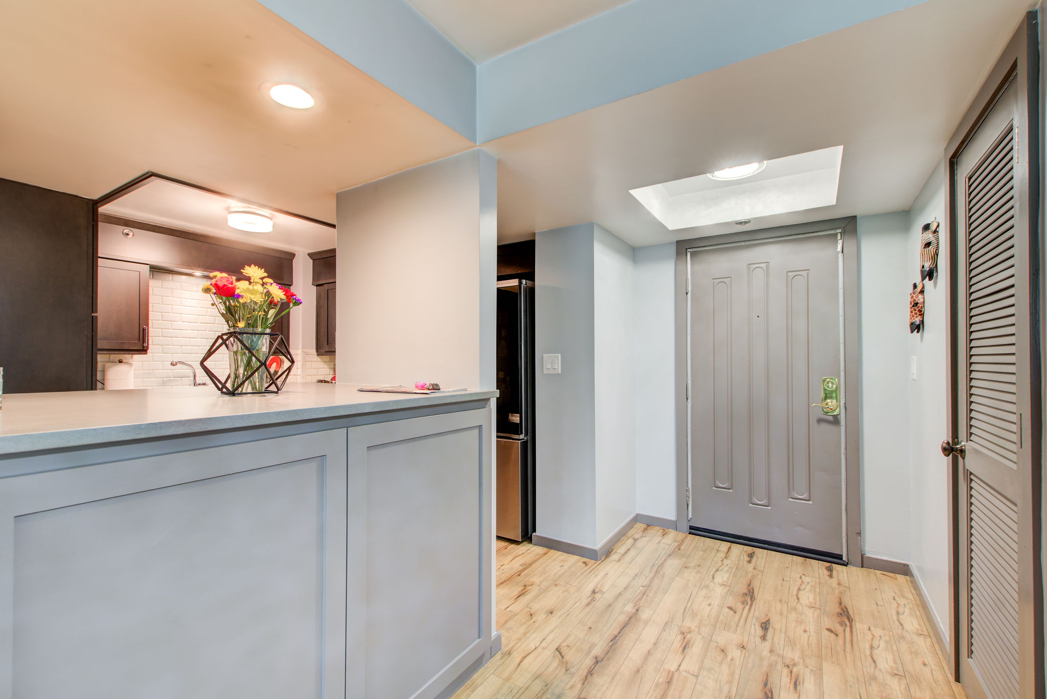 2 Entryway w Kitchen