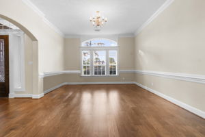 Enormous dinning room with beautiful natural lighting