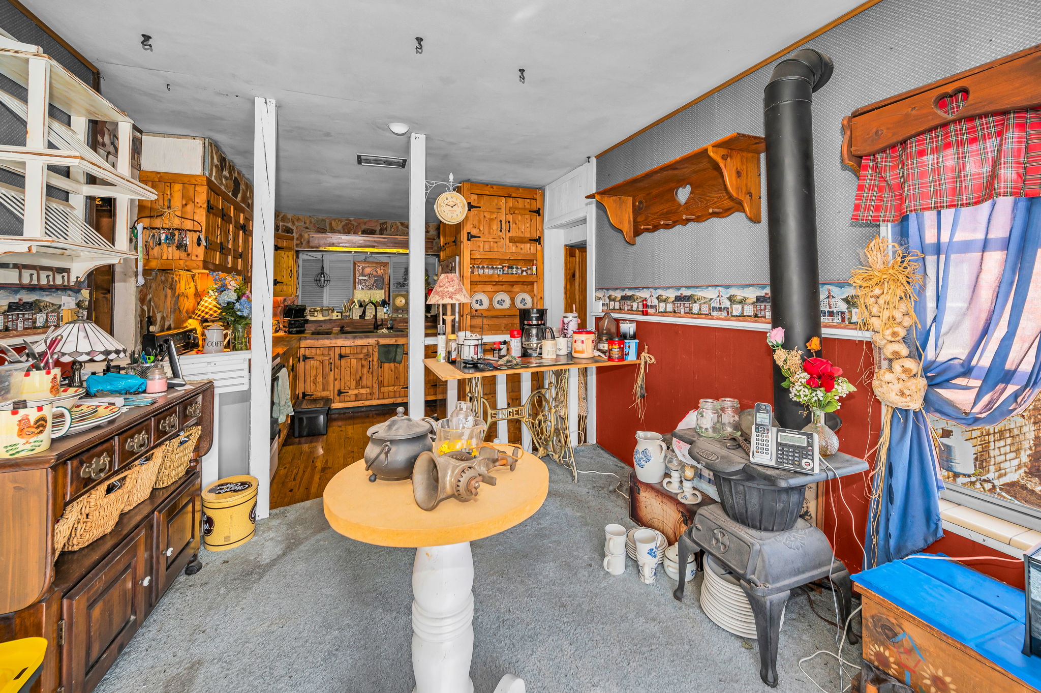 Kitchen Eat-in Area2