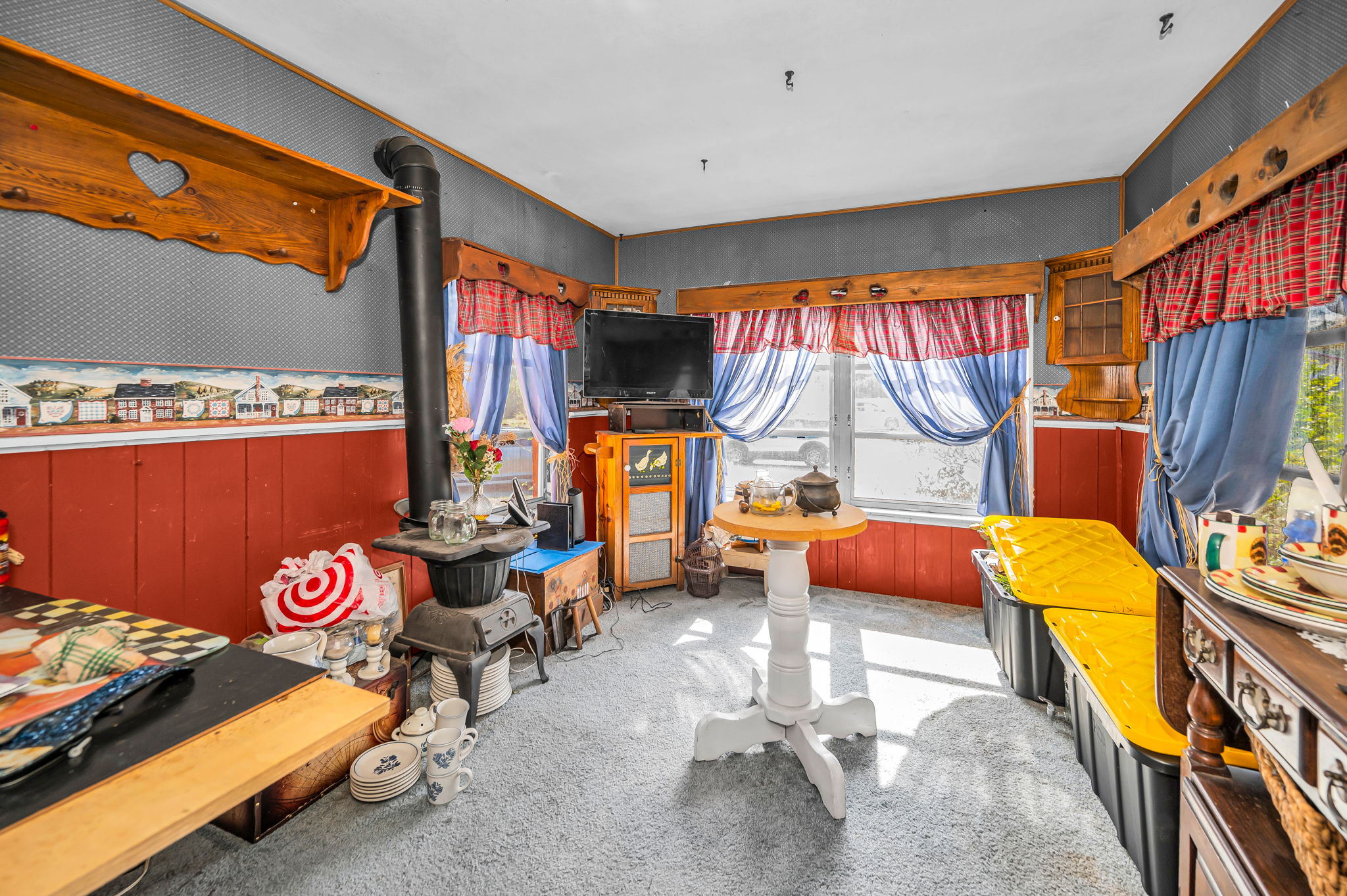 Kitchen Eat-in Area1