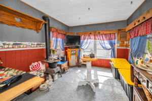 Kitchen Eat-in Area1