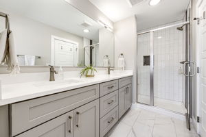 Primary bathroom with quartz counters, custom tile and double sinks!