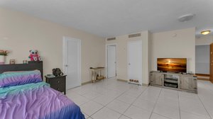 2899 Collins Ave, Miami Beach, FL 33140, USA Photo 13