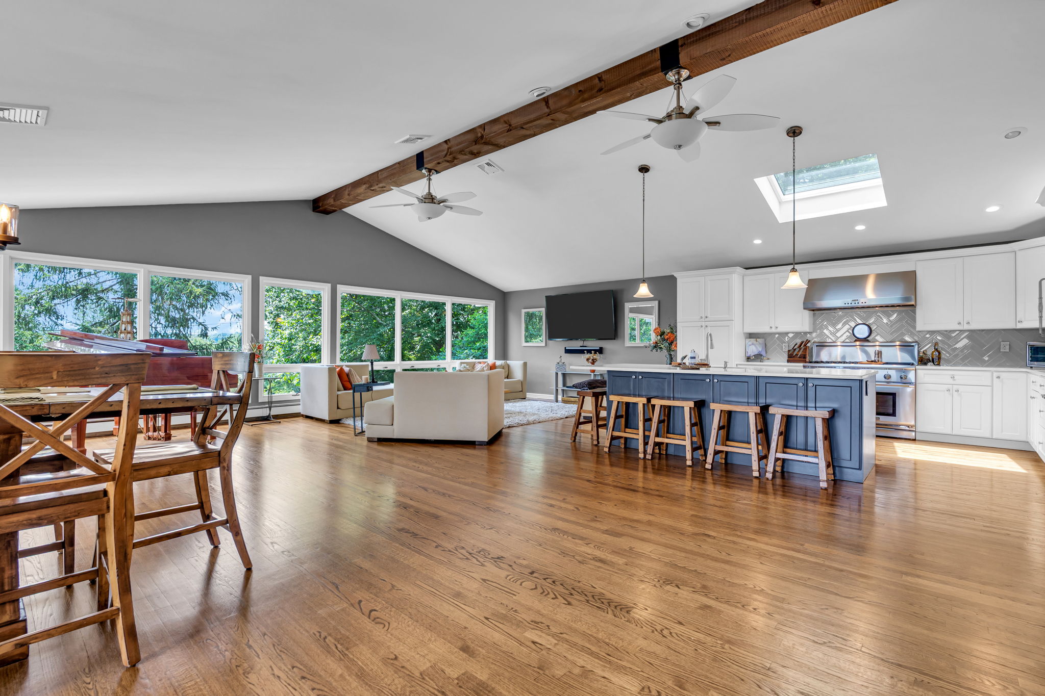 Spacious open floor plan, exposed beam, hardwood flooring, recessed lighting