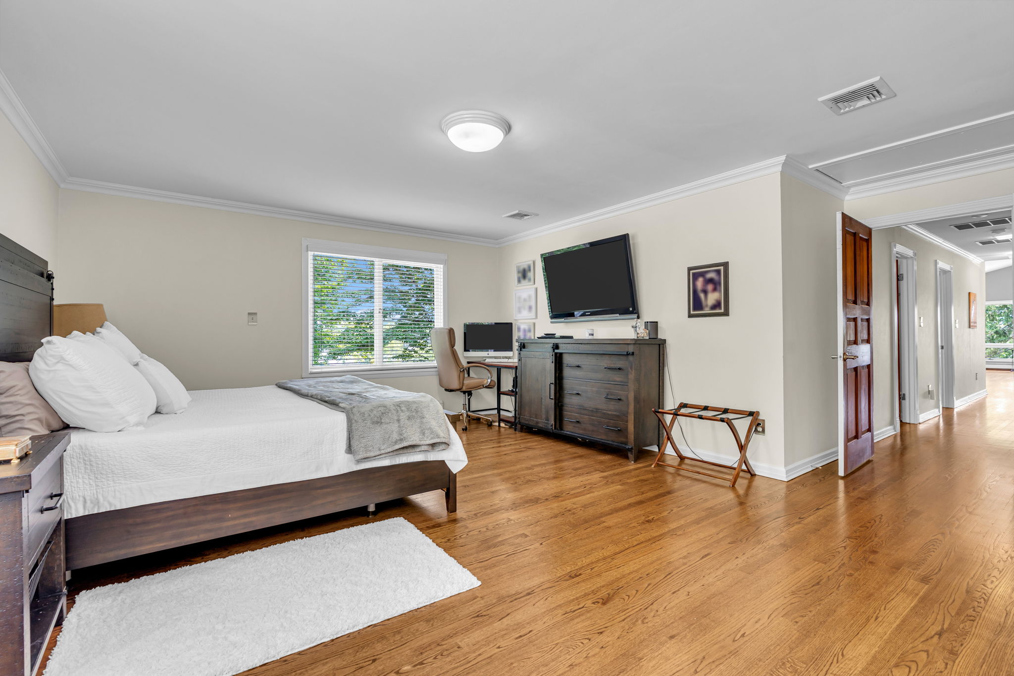 Primary bedroom with lakeviews!