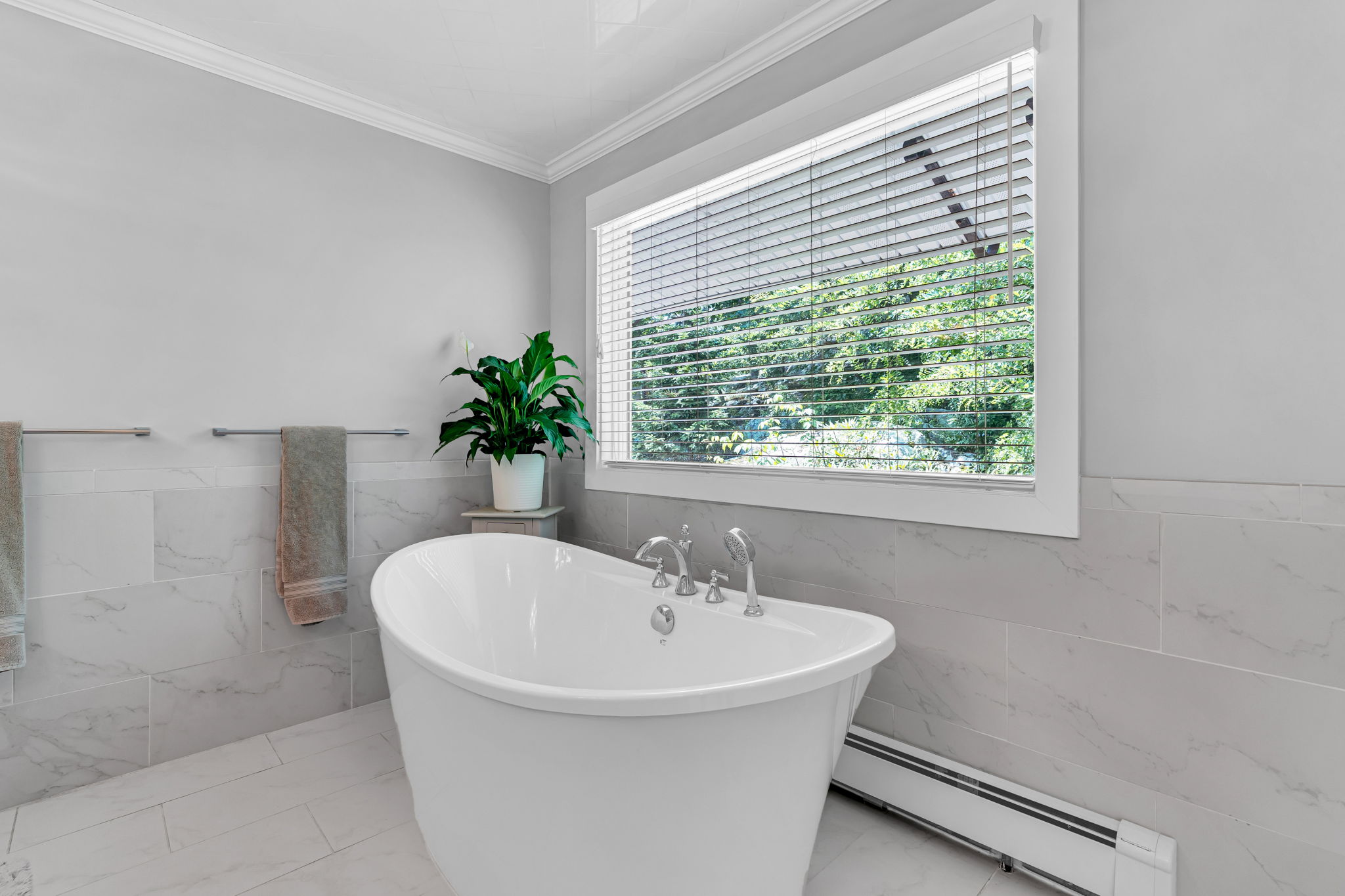 Soaking tub with scenic views