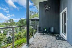 covered front door entry