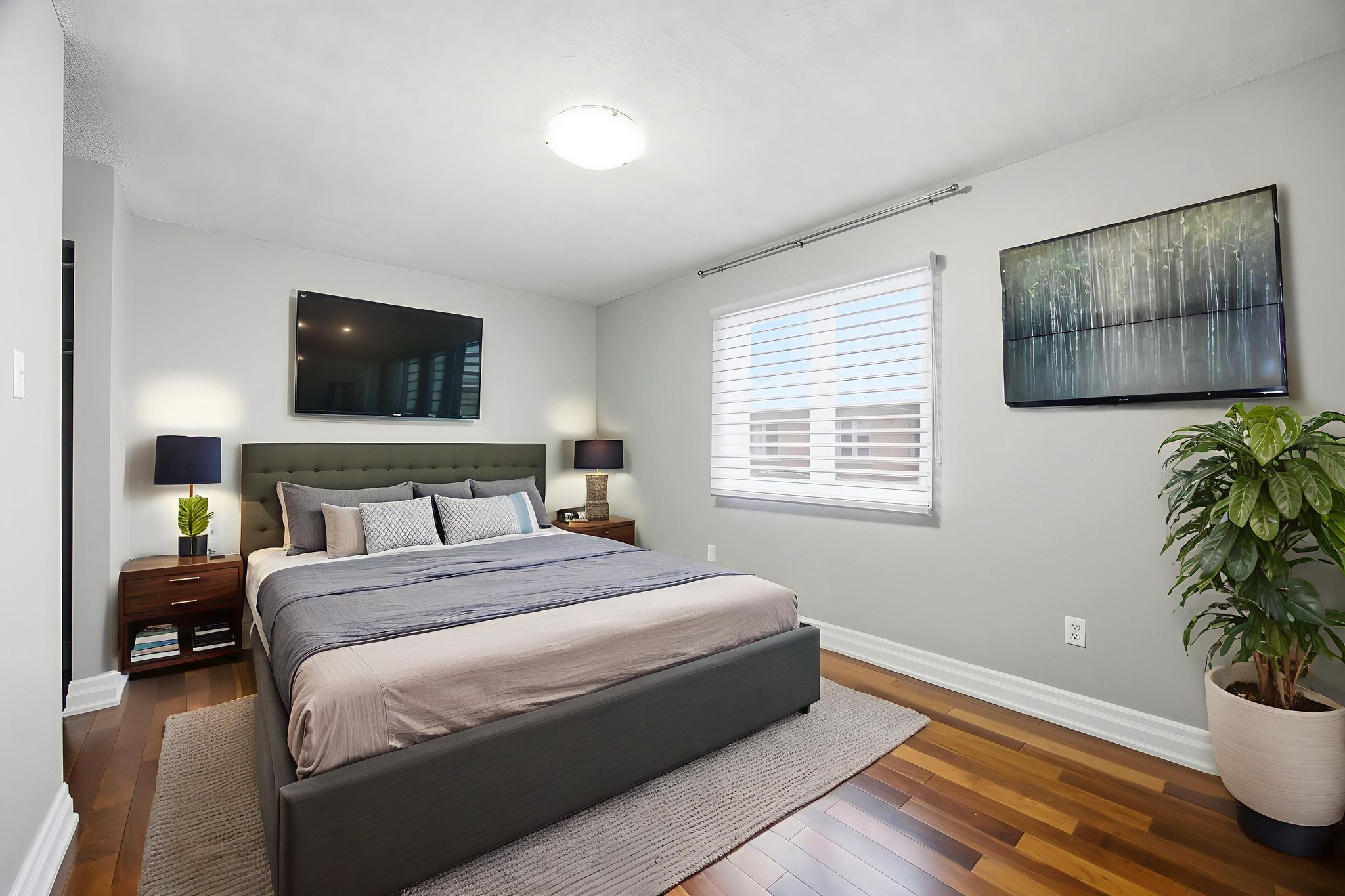 PRO_Studio_015 virtually staged.jpeg