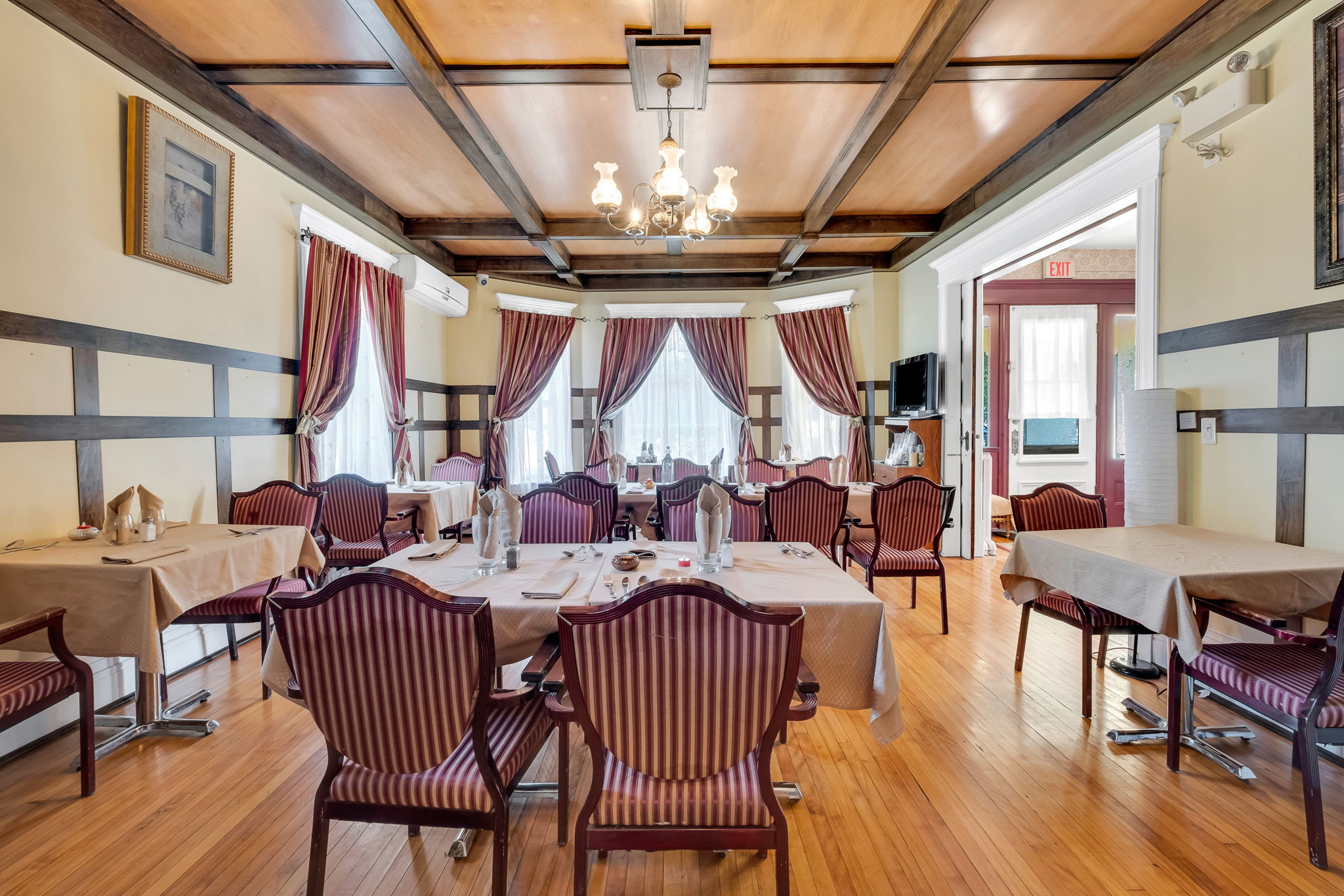 RESTUARANT DINING ROOM