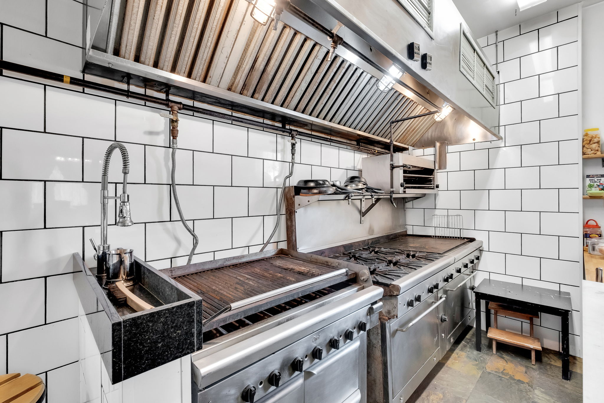 COMMERCIAL KITCHEN
