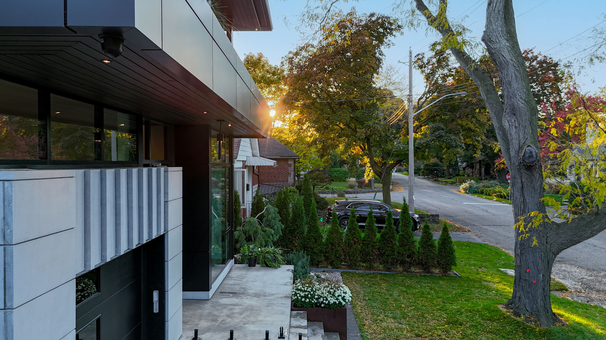 29 Edgemore Dr Toronto, ON M8Y 2N1