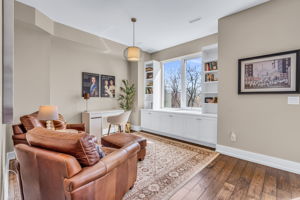 Luminous family room/Office